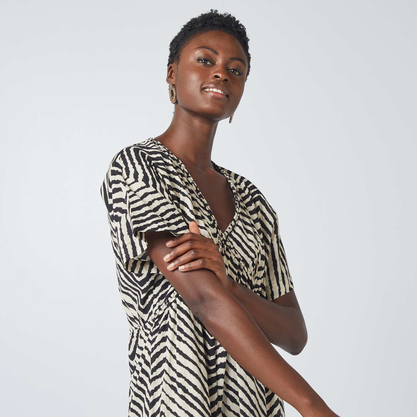 فستان ماكسي من قماش الفوال القطني المطبوع باللون الأبيض