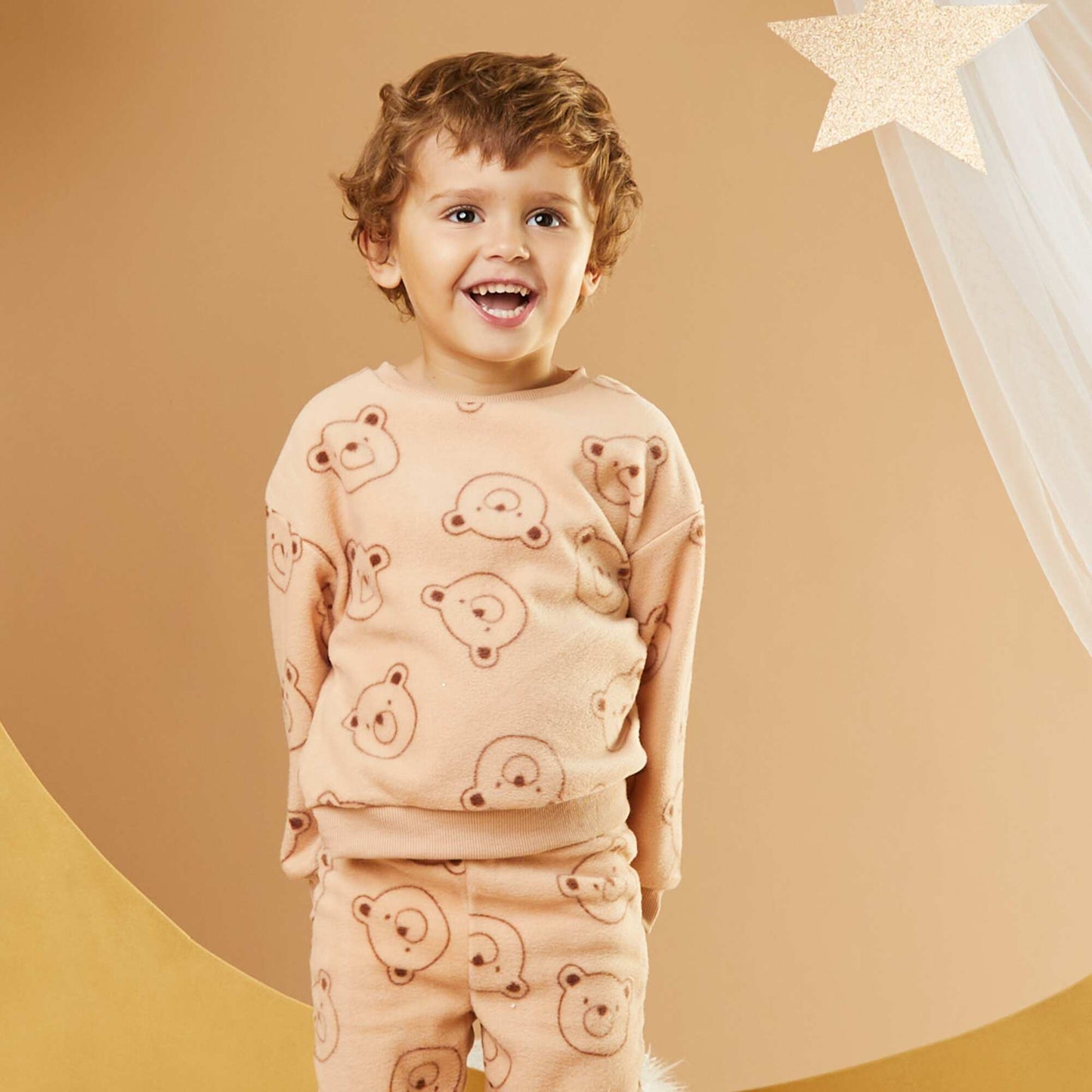 Fleece pyjama set with printed T-shirt + bottoms - 2-piece set BROWN