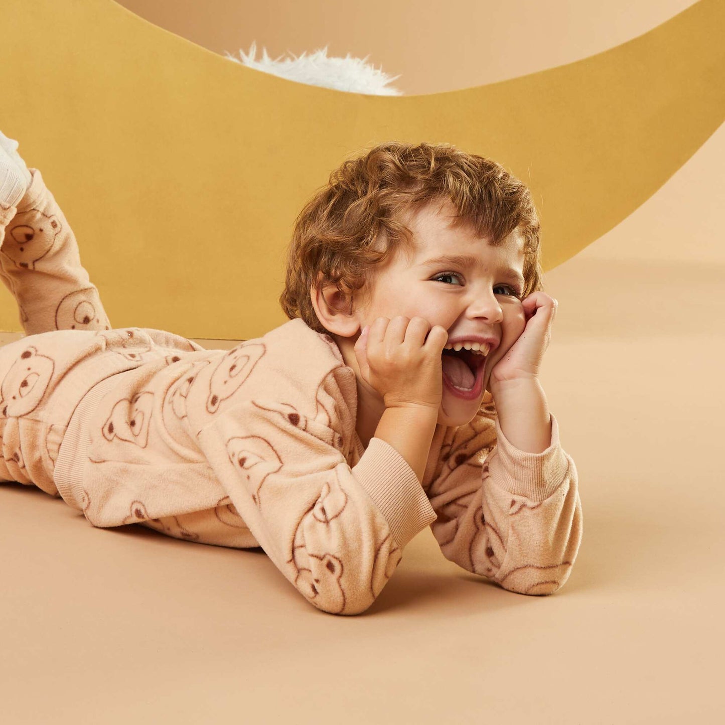 Fleece pyjama set with printed T-shirt + bottoms - 2-piece set BROWN