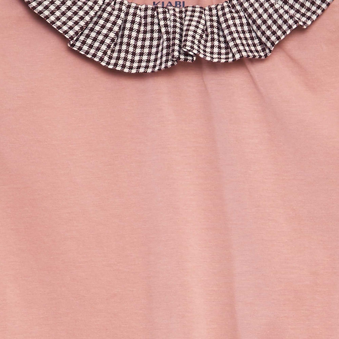 قميص جيرسي بياقة صغيرة مكشكشة باللون الوردي