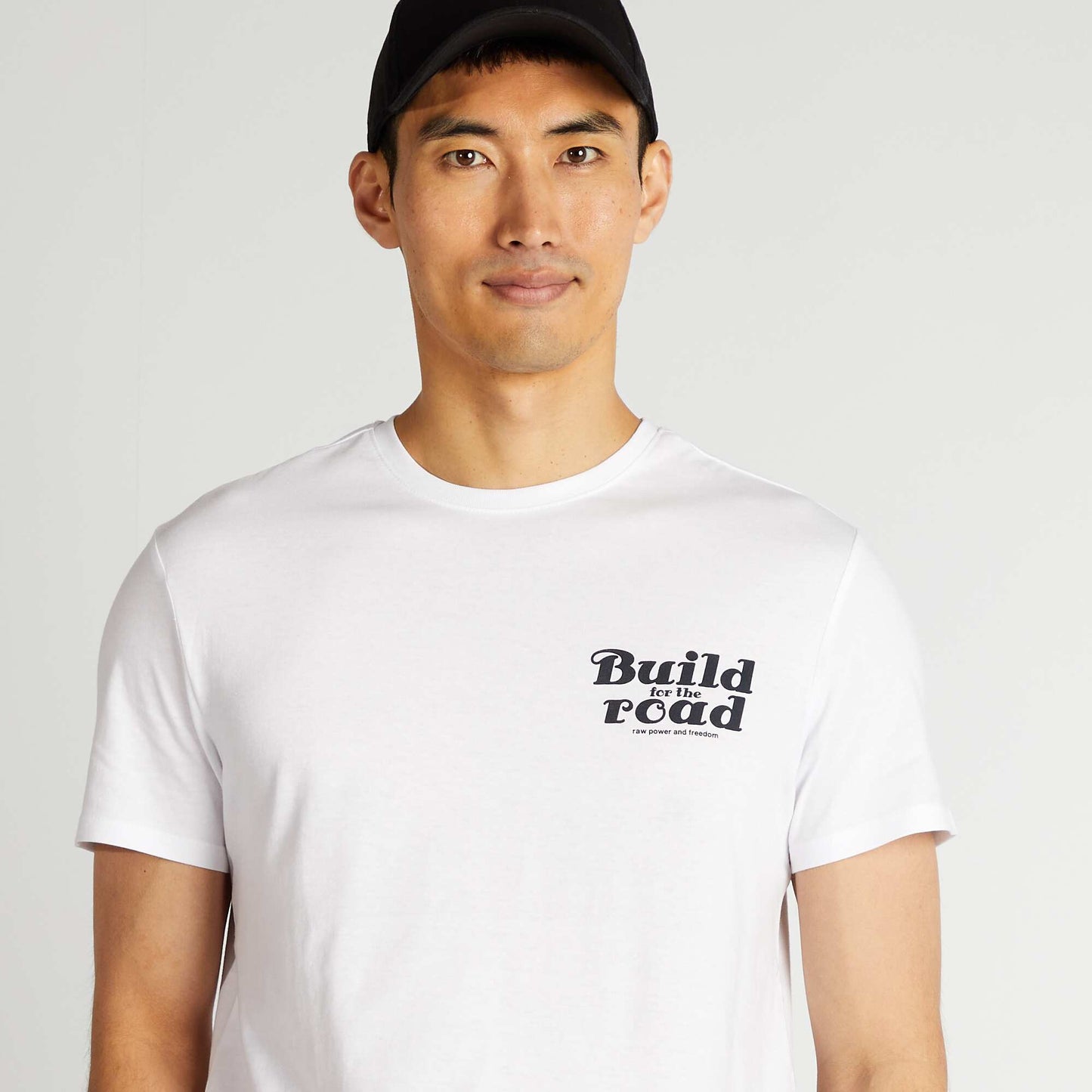 تي شيرت مطبوع بأكمام قصيرة باللون الأبيض