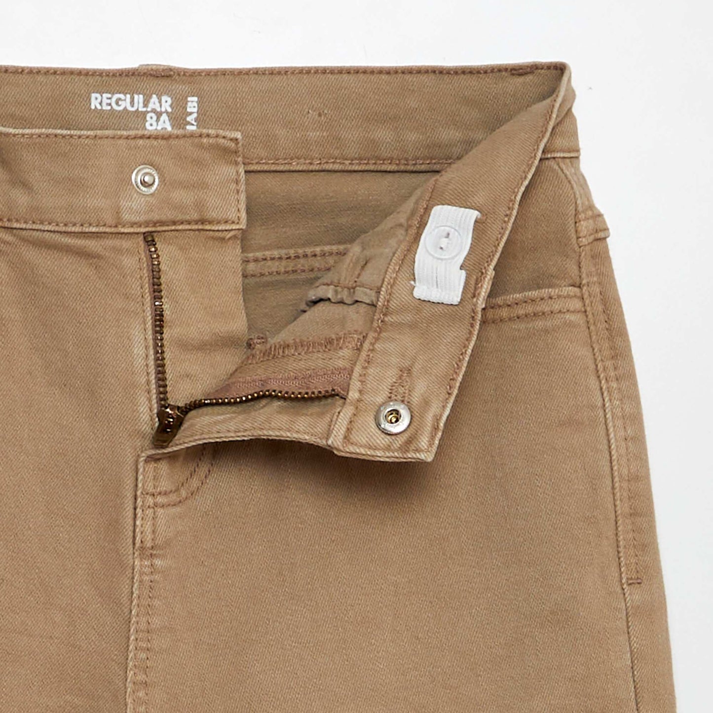 بنطال جينز مستقيم الساق بقصّة عادية، لون بيج