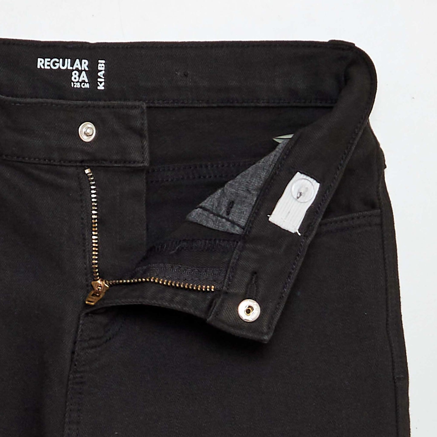 بنطلون جينز مستقيم الساق بقصّة عادية باللون الأسود