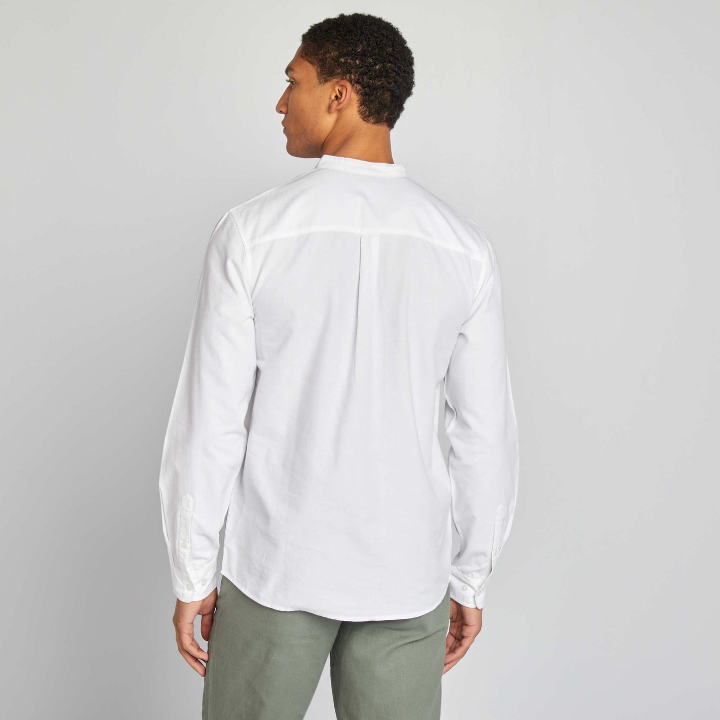 قميص أكسفورد بياقة ماندرين باللون الأبيض