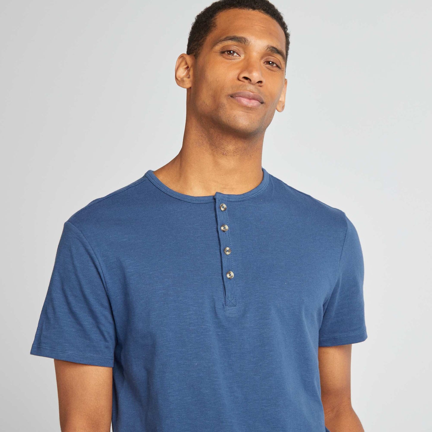 قميص جيرسي مع ياقة جد باللون الأزرق