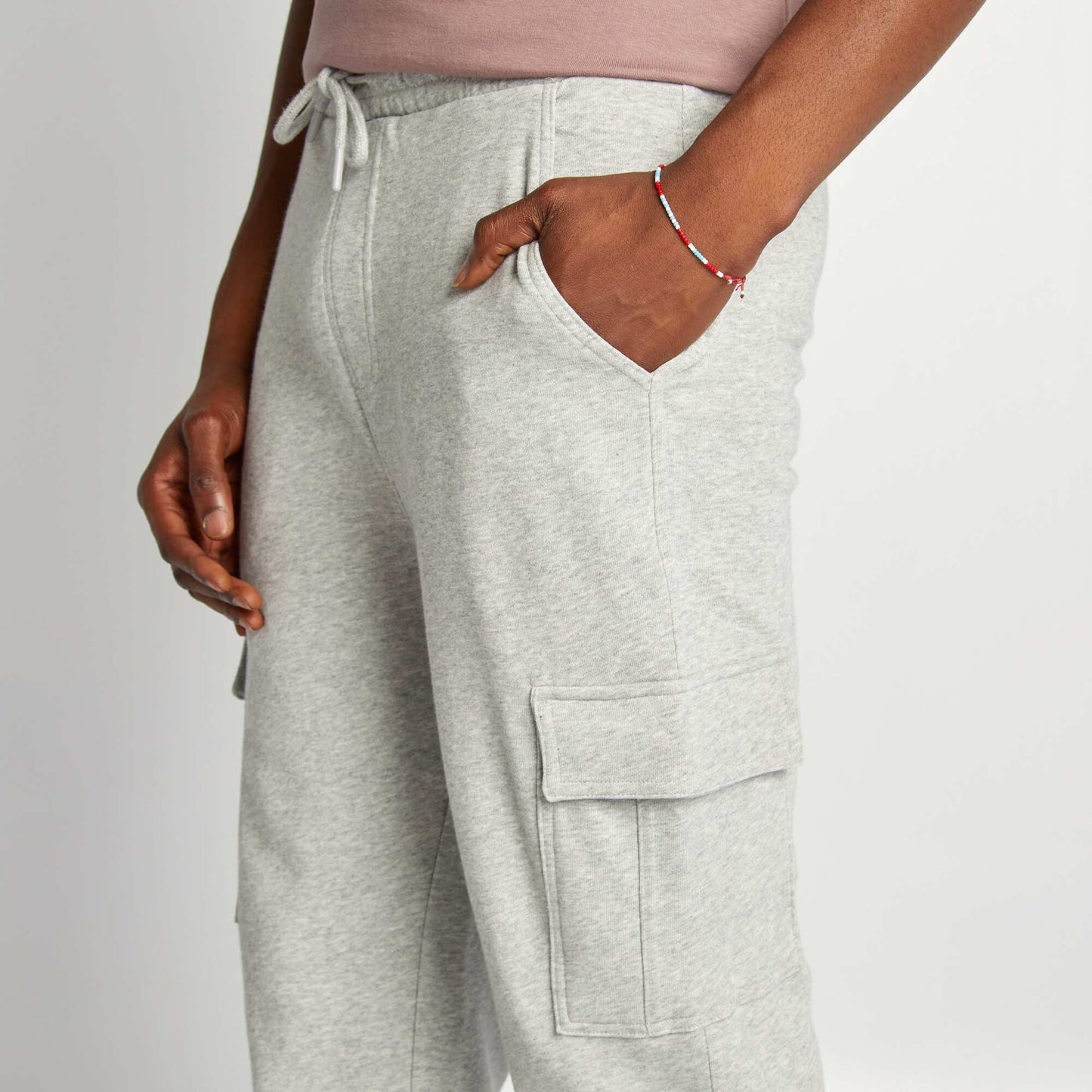 بنطال رياضي متعدد الجيوب باللون الرمادي