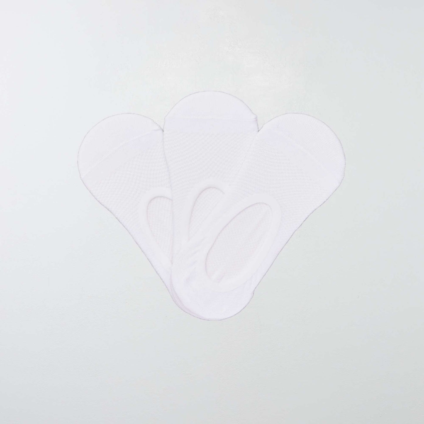 مجموعة من 3 أزواج من الجوارب التدريبية باللون الأبيض