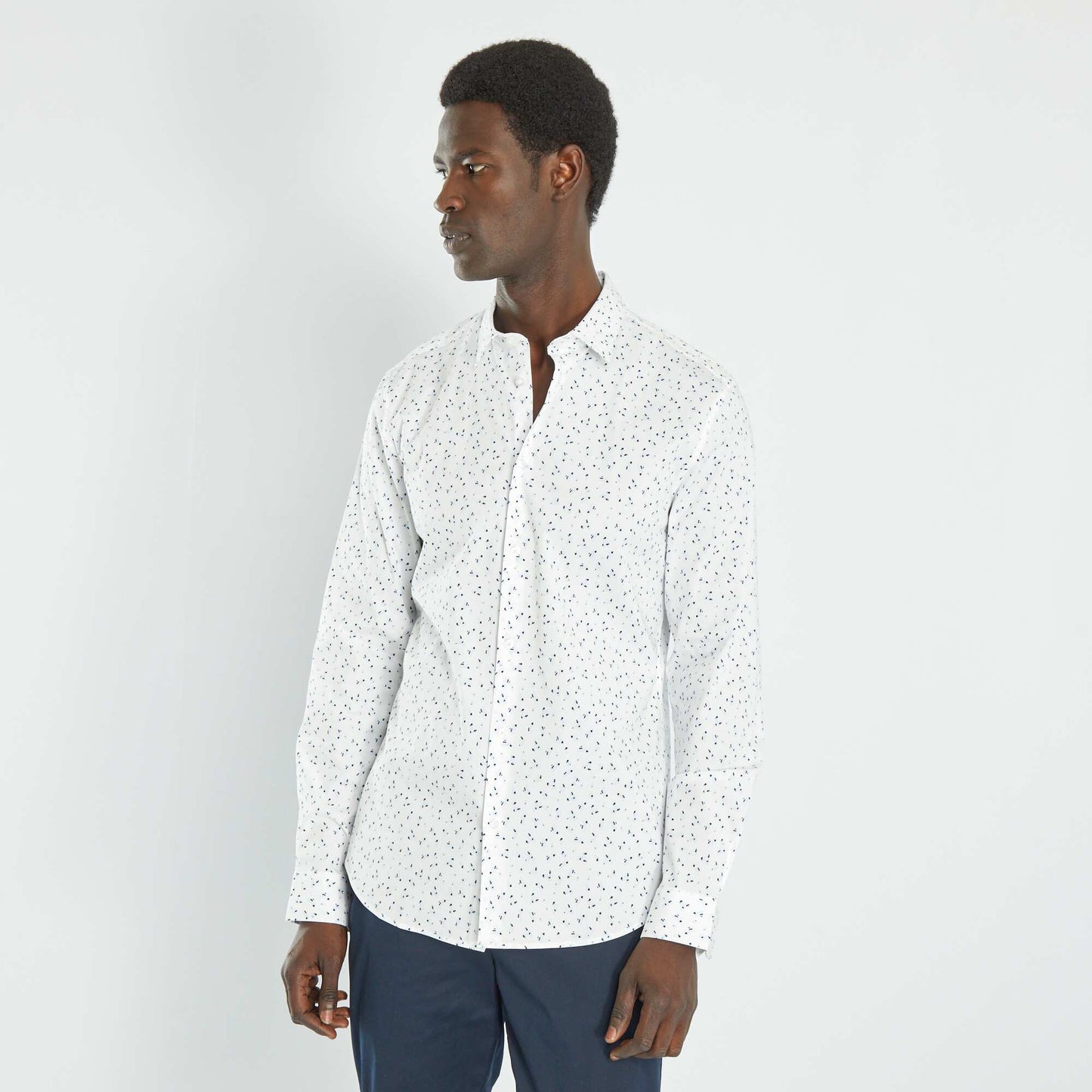 قميص منقوش بقصّة Slim-fit باللون الأبيض