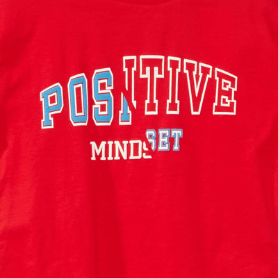 تي شيرت برسالة باللون الأحمر