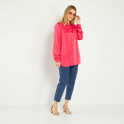 بلوزة بملمس الساتان باللون الوردي