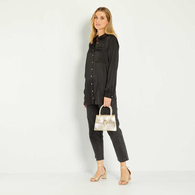 بلوزة من الساتان باللون الأسود