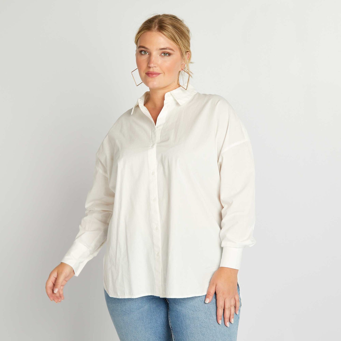 Long shirt with cutaway collar White