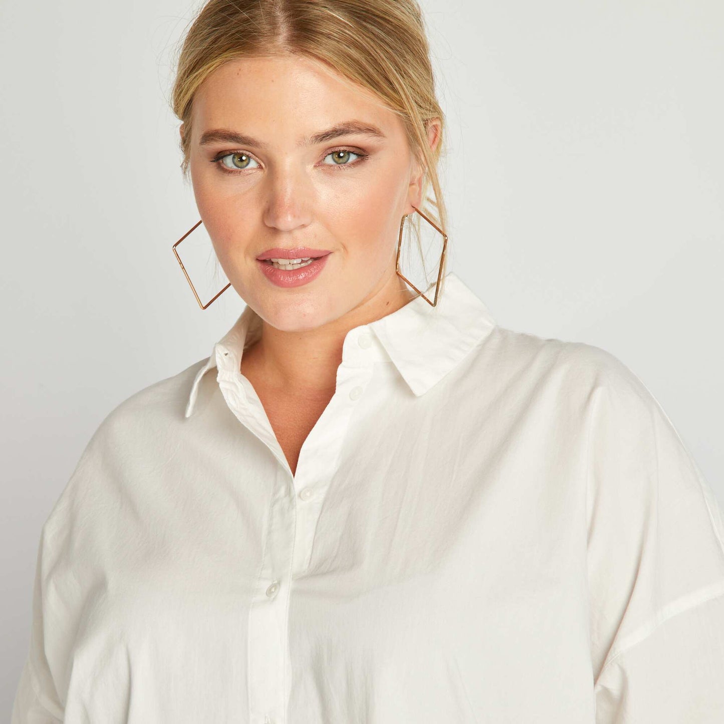 Long shirt with cutaway collar White