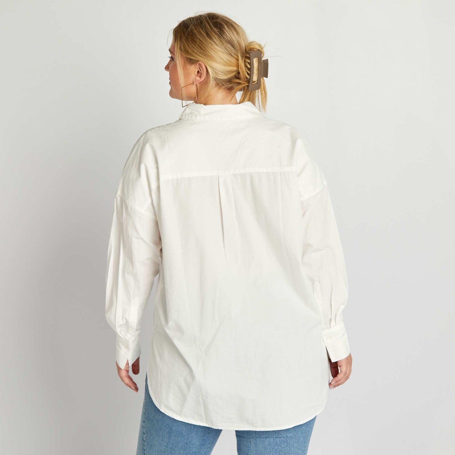 Long shirt with cutaway collar White