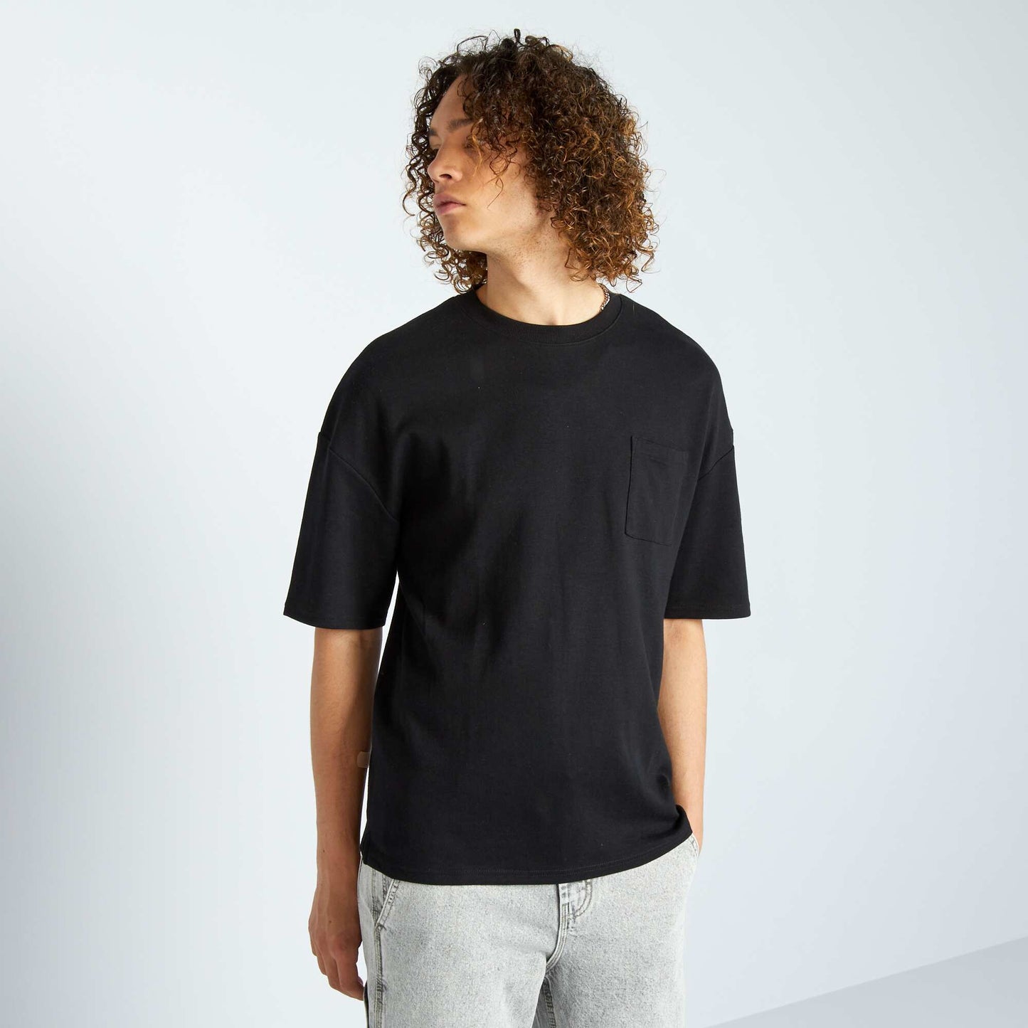 Round neck T-shirt with breast pocket Black