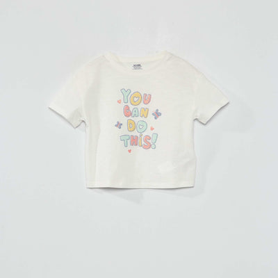 تي شيرت أبيض أنيق برقبة دائرية