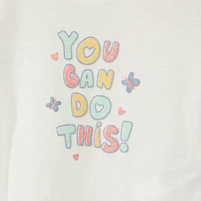 تي شيرت أبيض أنيق برقبة دائرية