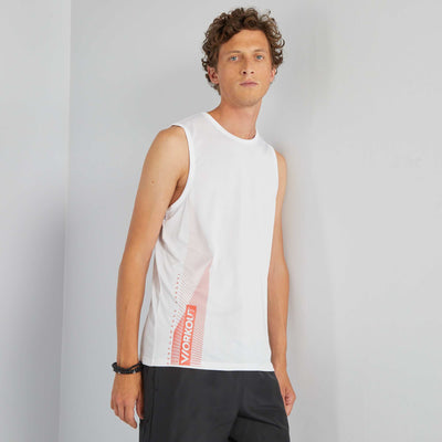 سترة رياضية باللون الأبيض