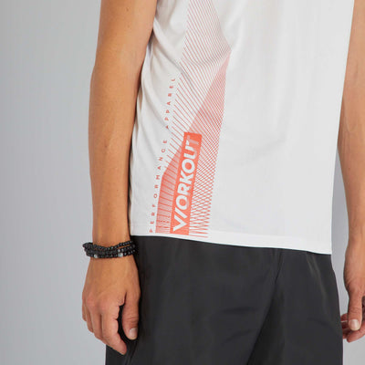 سترة رياضية باللون الأبيض