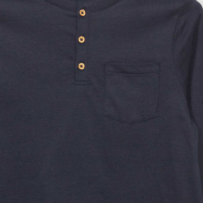 تي شيرت بأكمام طويلة وياقة هنلي باللون الأزرق