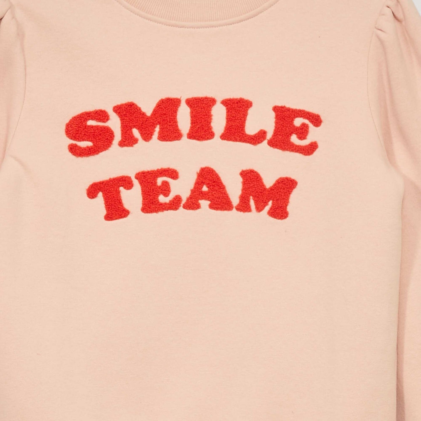 سويت شيرت "Smile Team" باللون الوردي