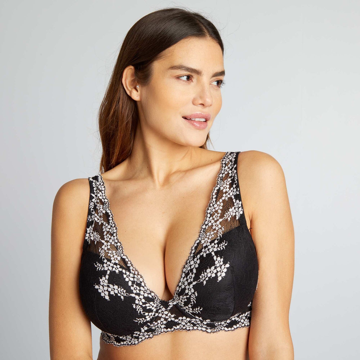 Moulded lace bra for D & E cups black