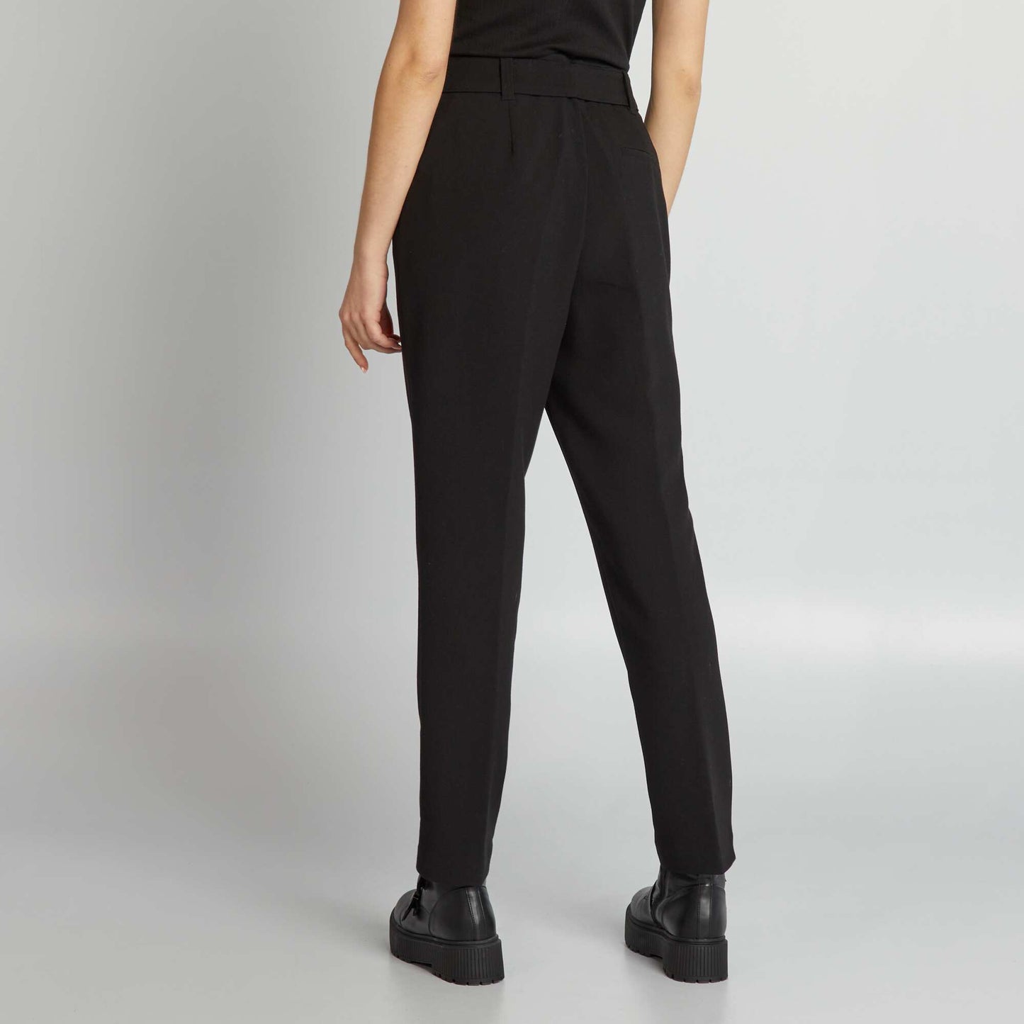 Flowing carrot trousers black