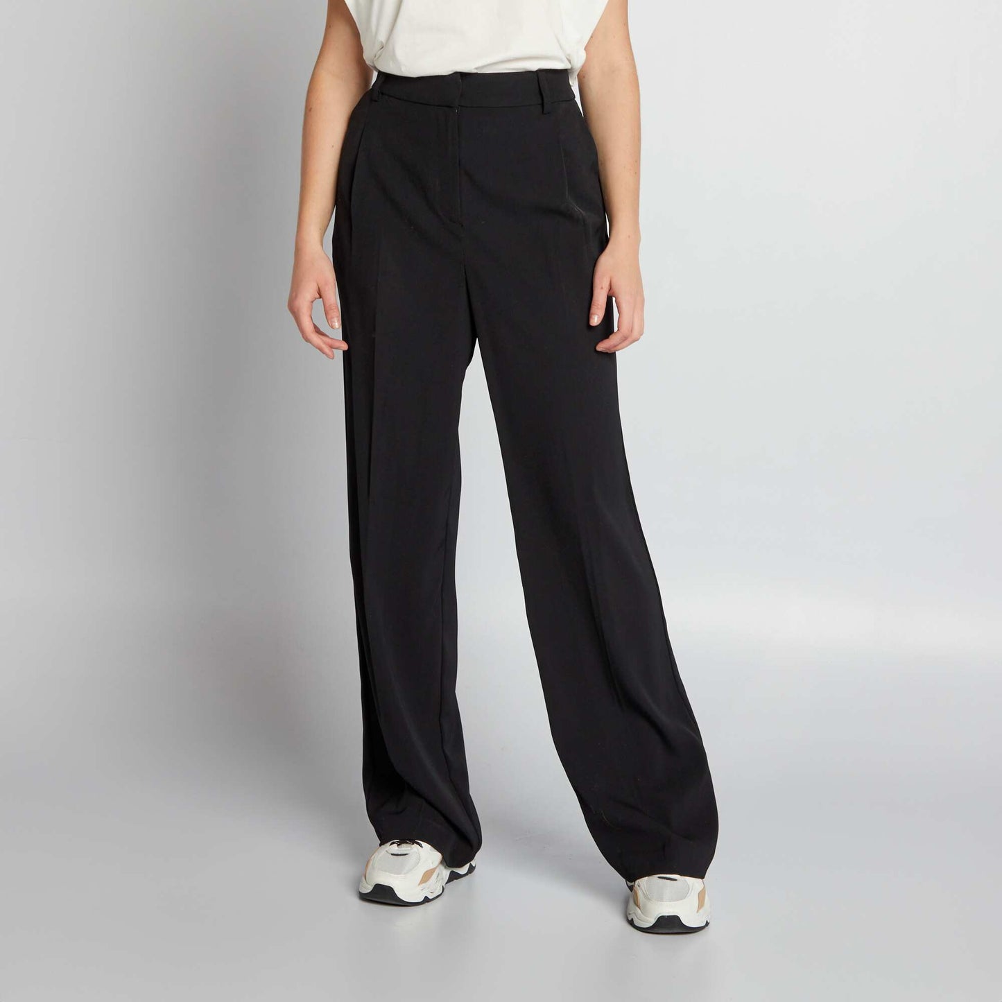 Wide-leg trousers black