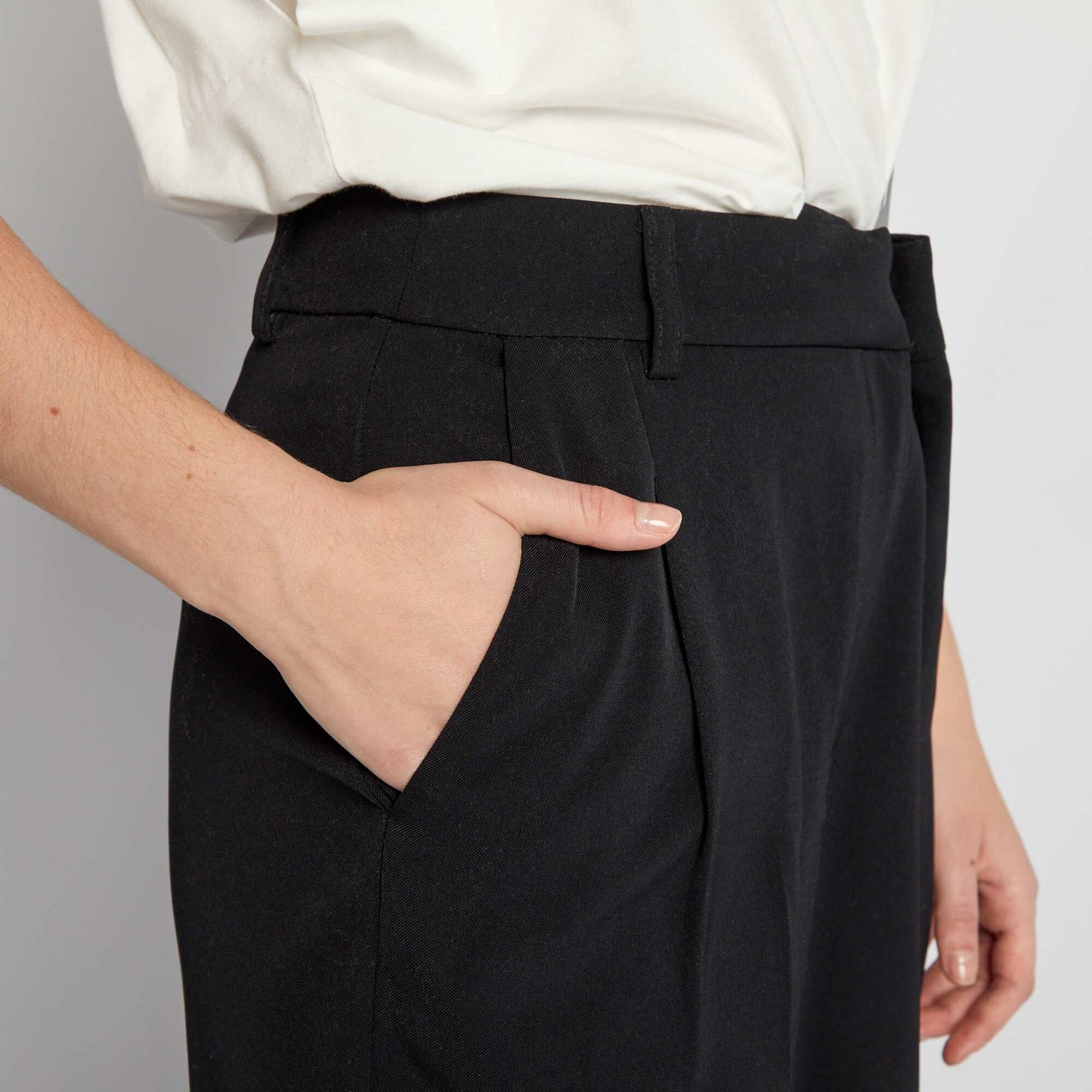 Wide-leg trousers black