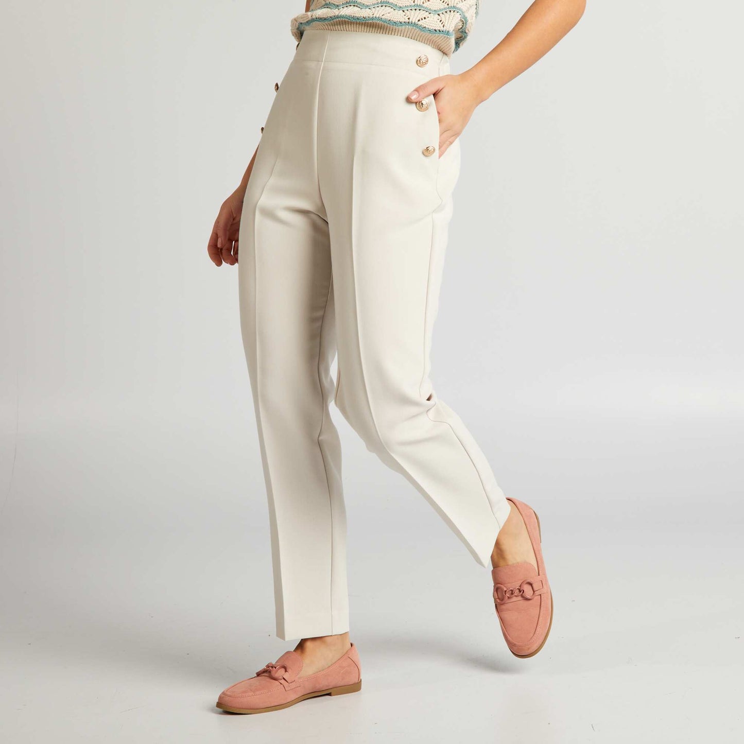 Straight-leg trousers with fancy gold-coloured buttons GREY