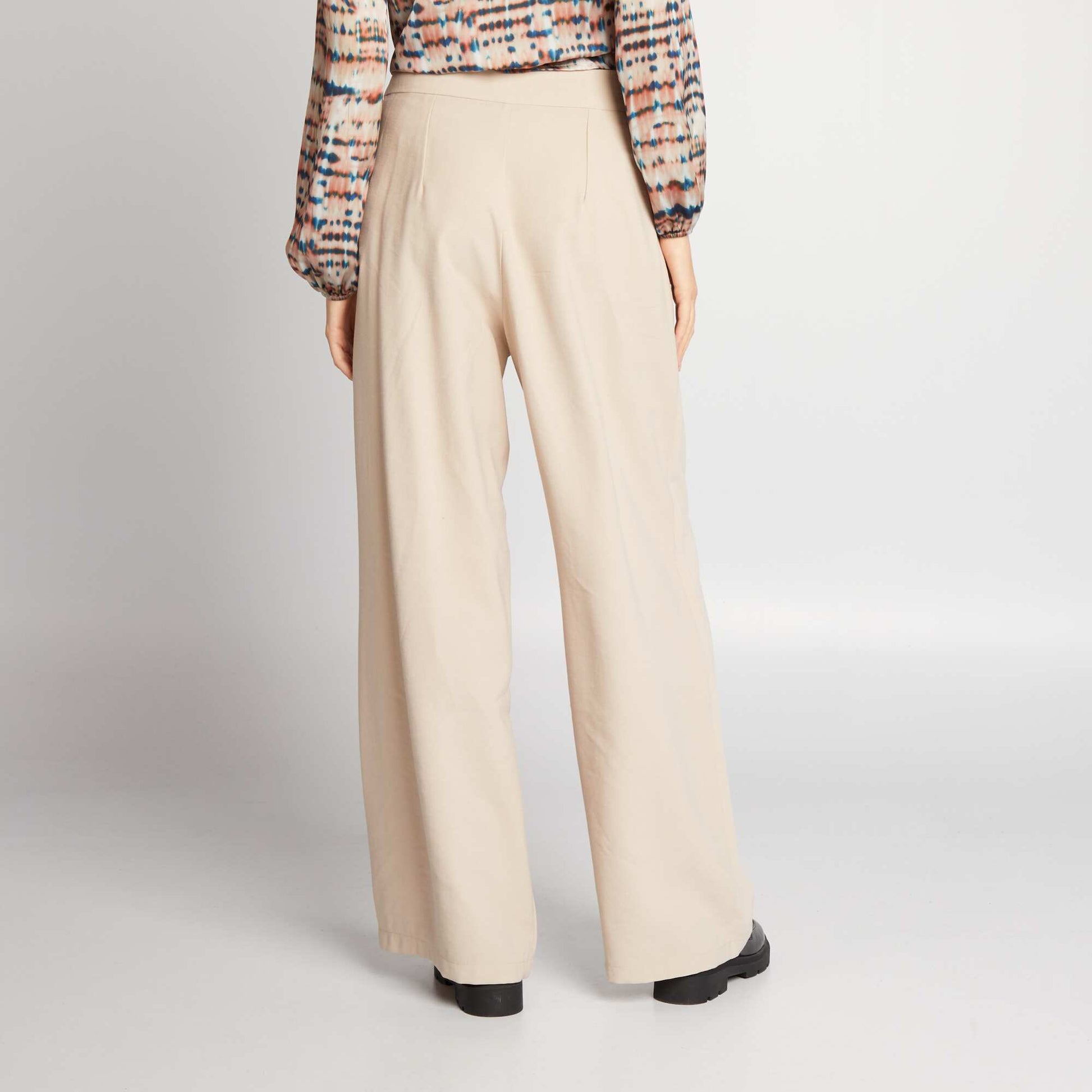 بنطلون واسع الساق باللون البيج
