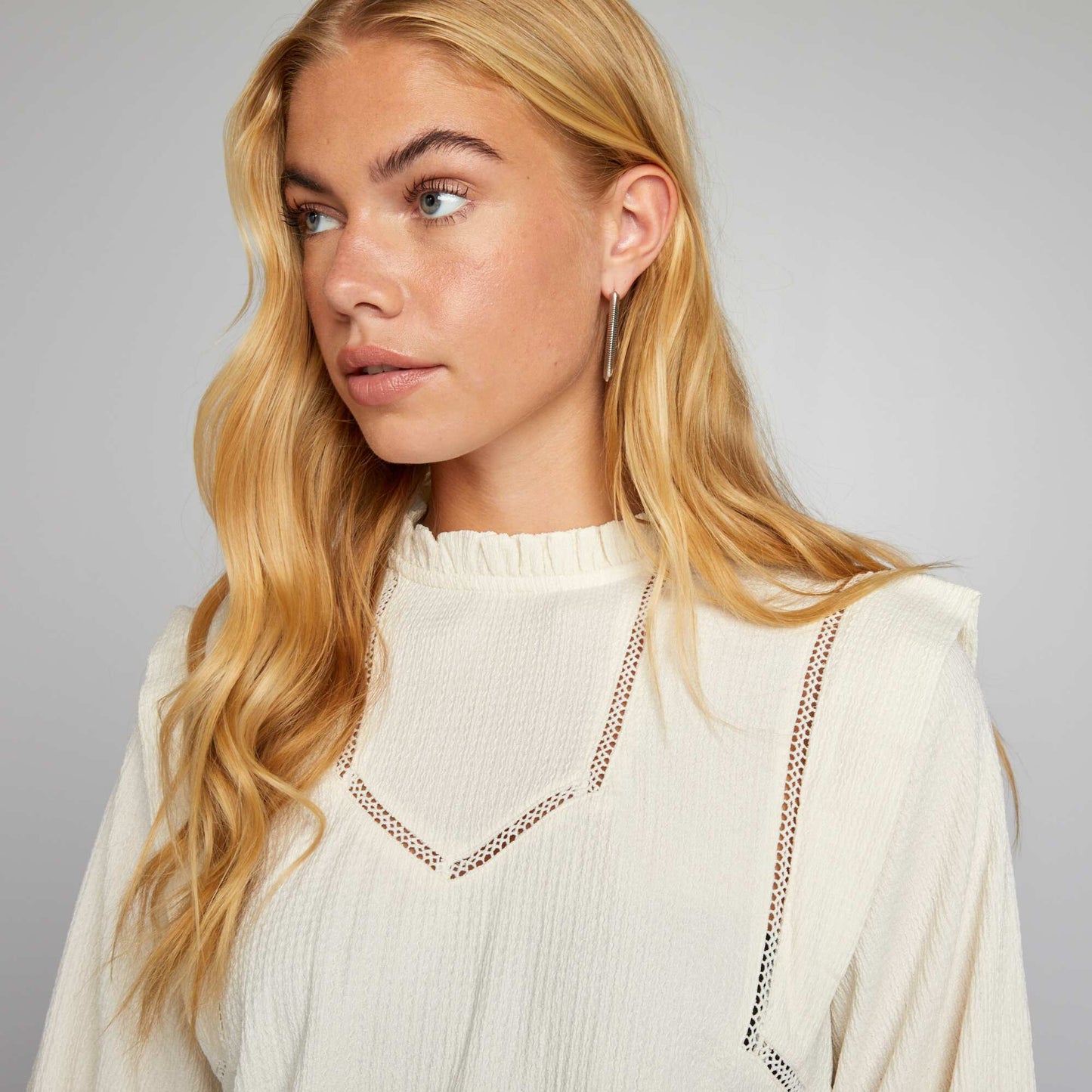 Blouse with ruffled collar White