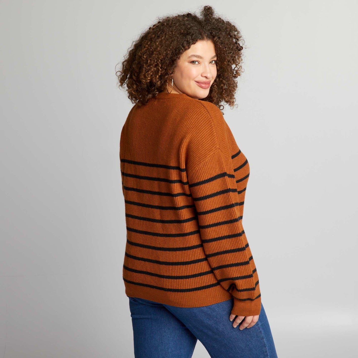 Round neck striped sweater BROWN