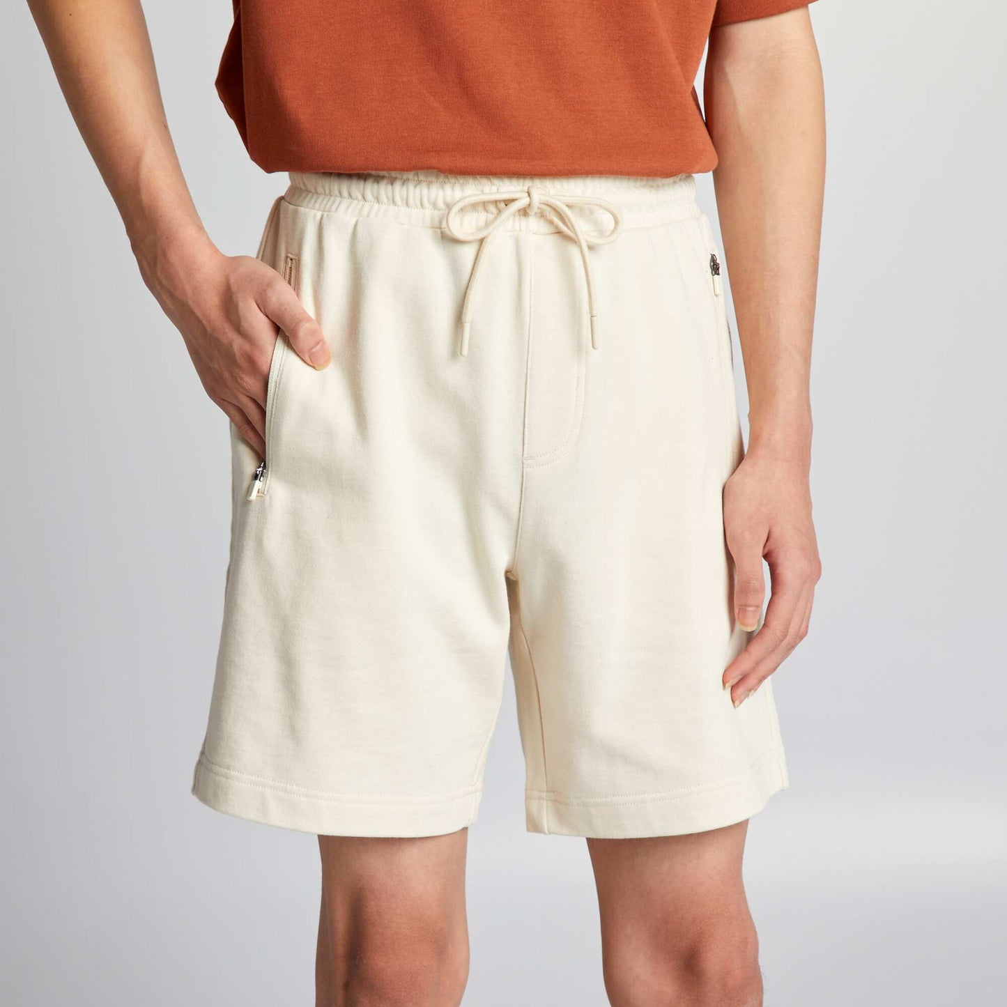 Sweatshirt fabric shorts with zipped pockets beige