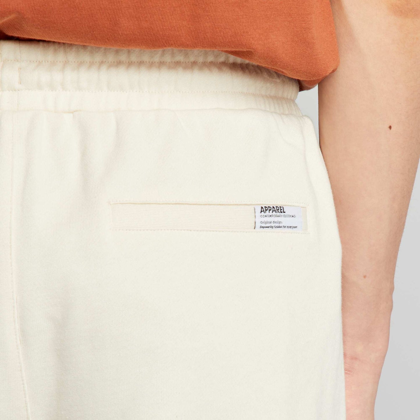 Sweatshirt fabric shorts with zipped pockets beige