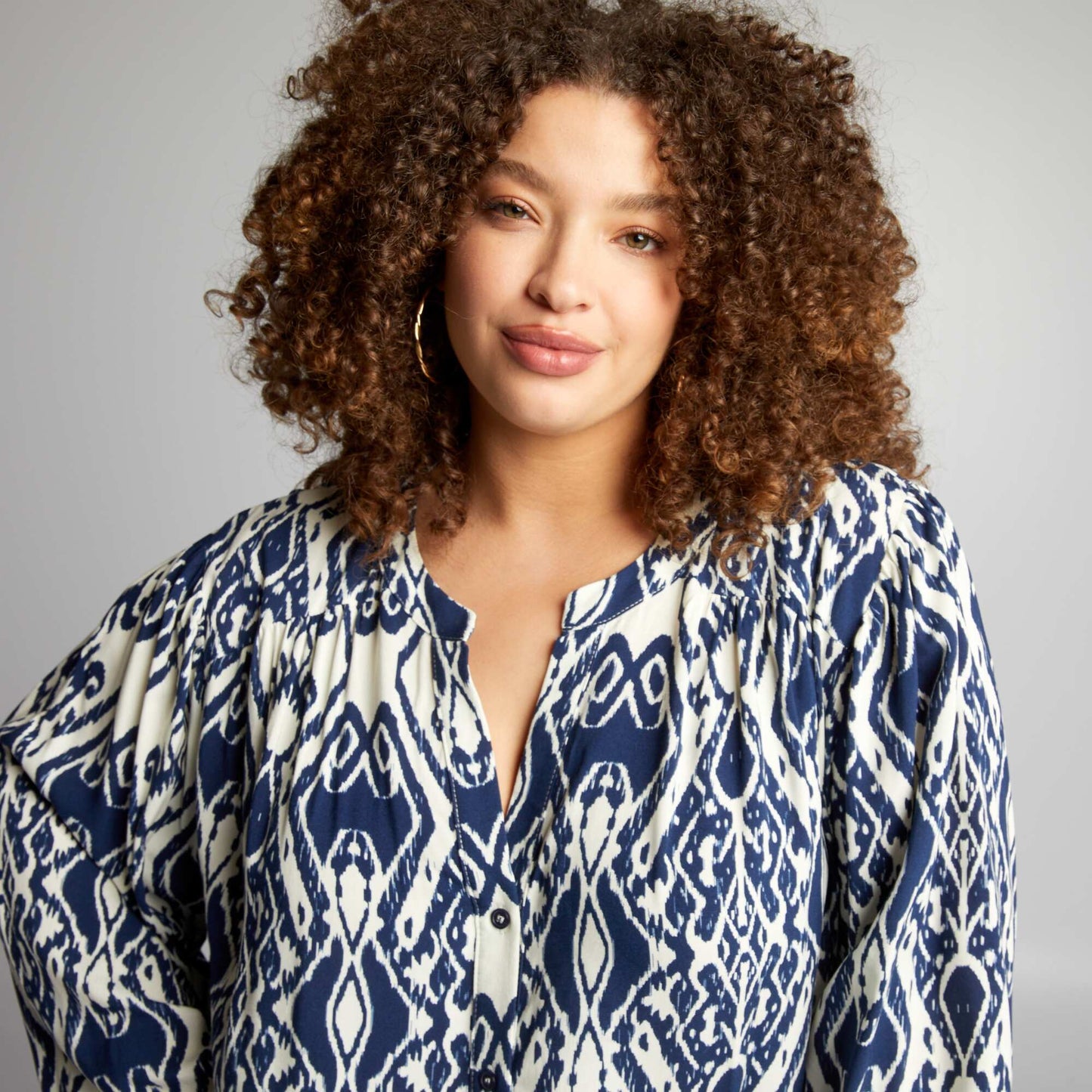 Patterned V-neck blouse BLUE