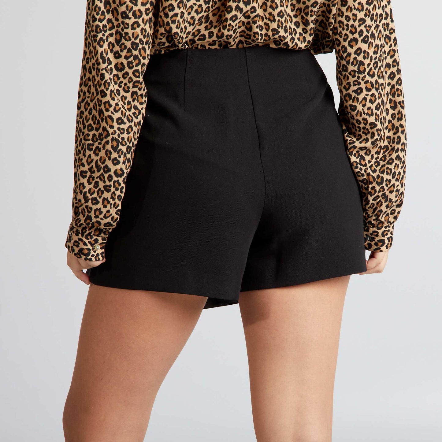 Buttoned skort black