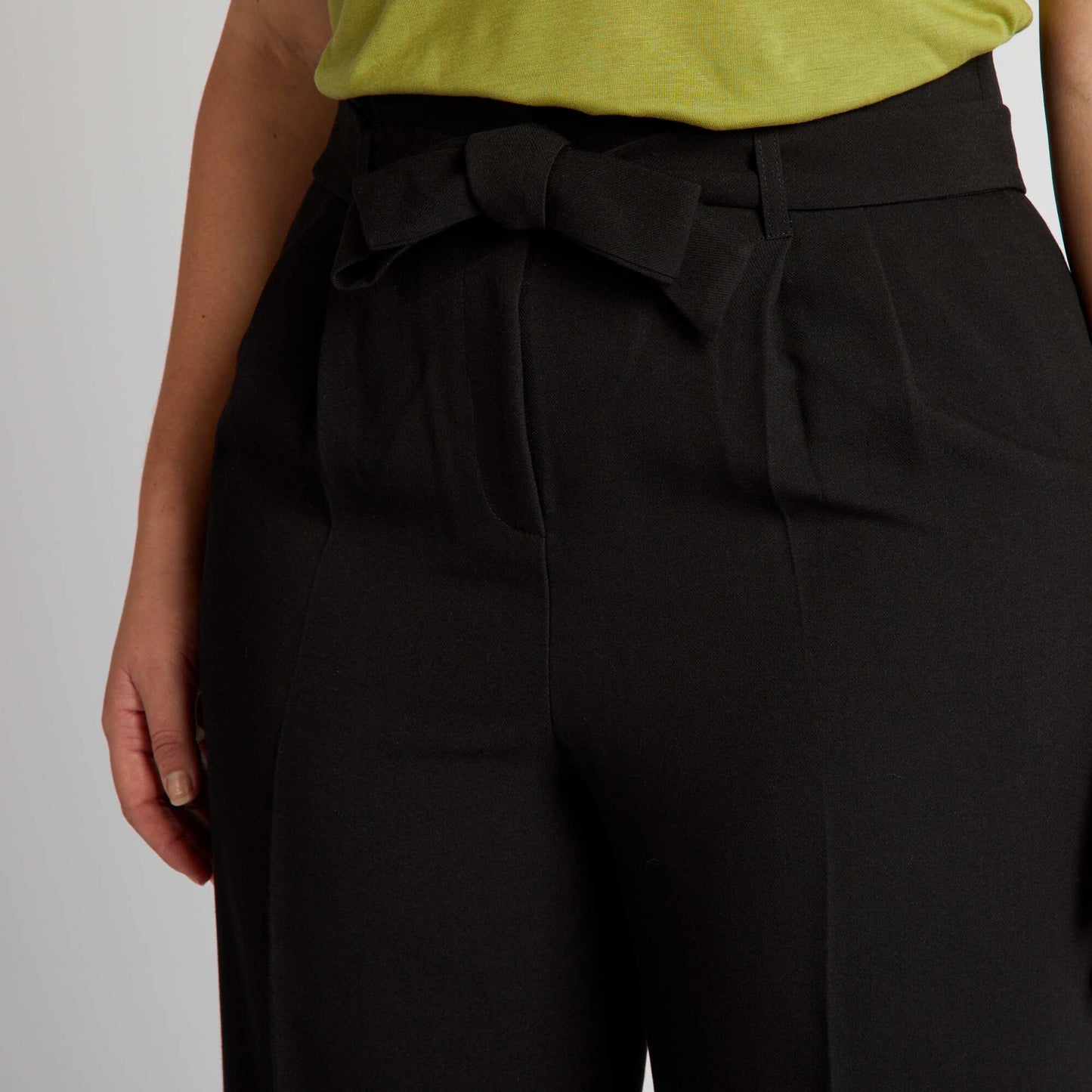 Straight-leg trousers with belt black