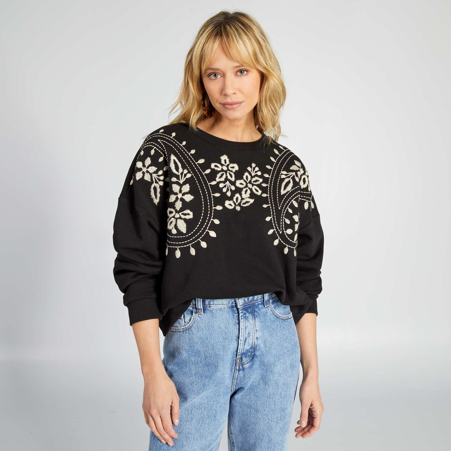 Embroidered sweatshirt black