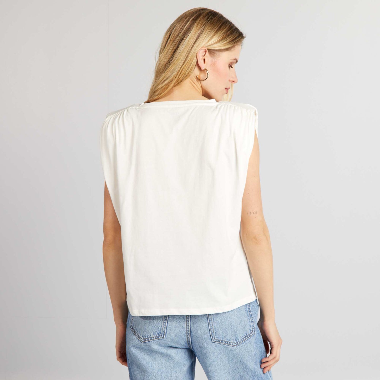 Sleeveless T-shirt with shoulder pads WHITE