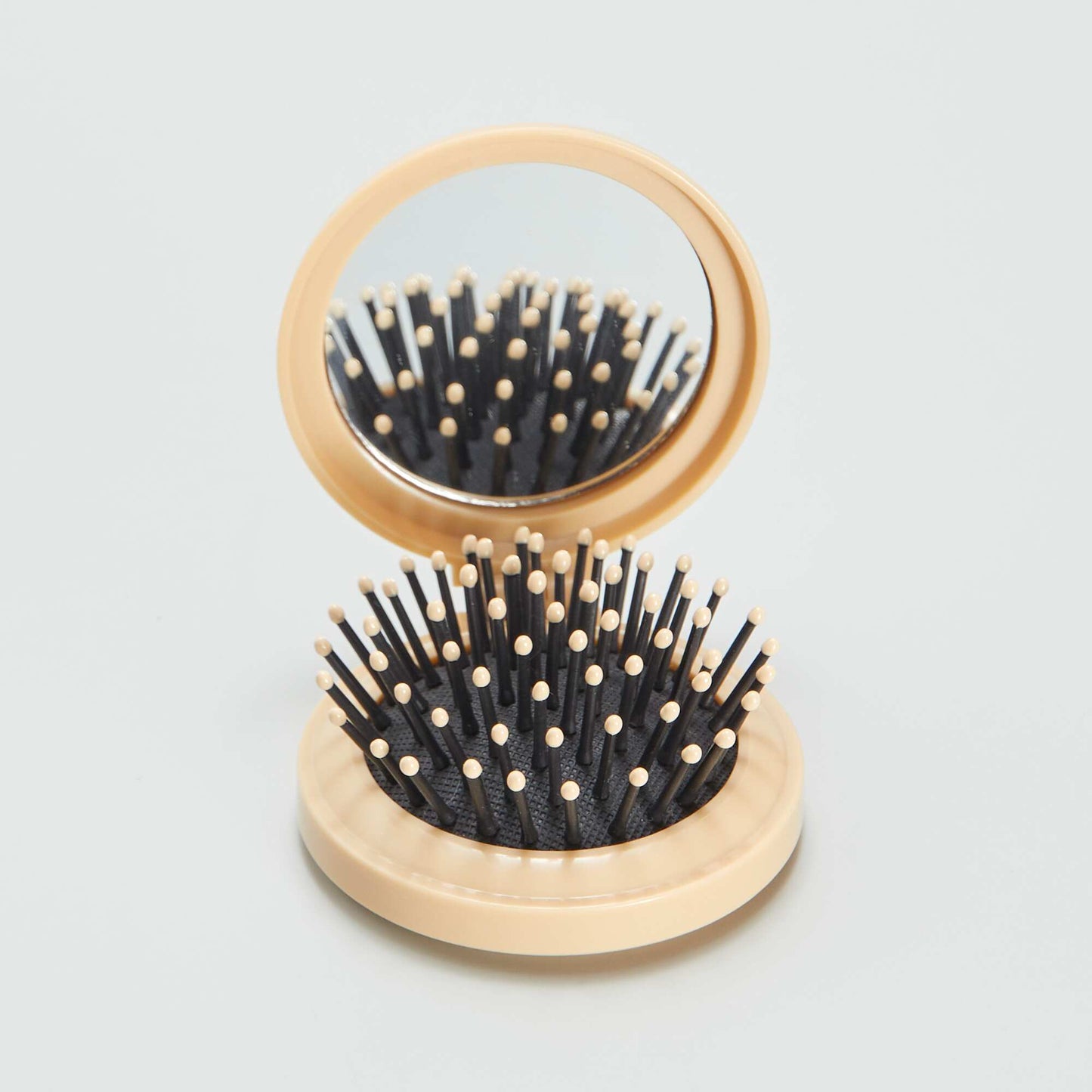 Round hairbrush BROWN