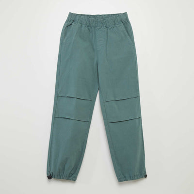 بنطلون رياضي باللون الأخضر