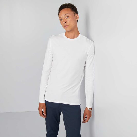 قميص عضلي بأكمام طويلة أبيض