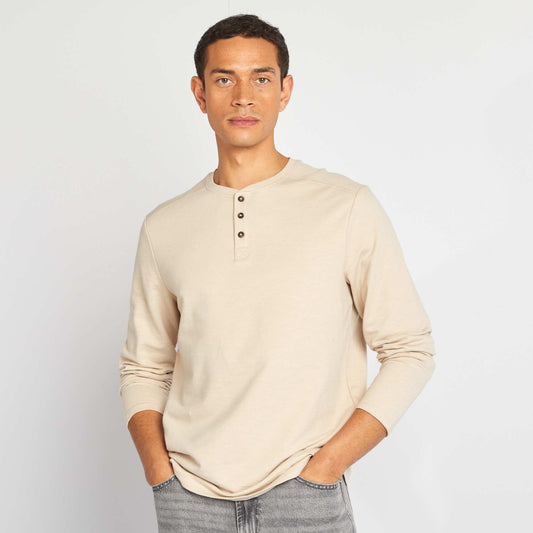 تي شيرت بياقة هنلي باللون البيج
