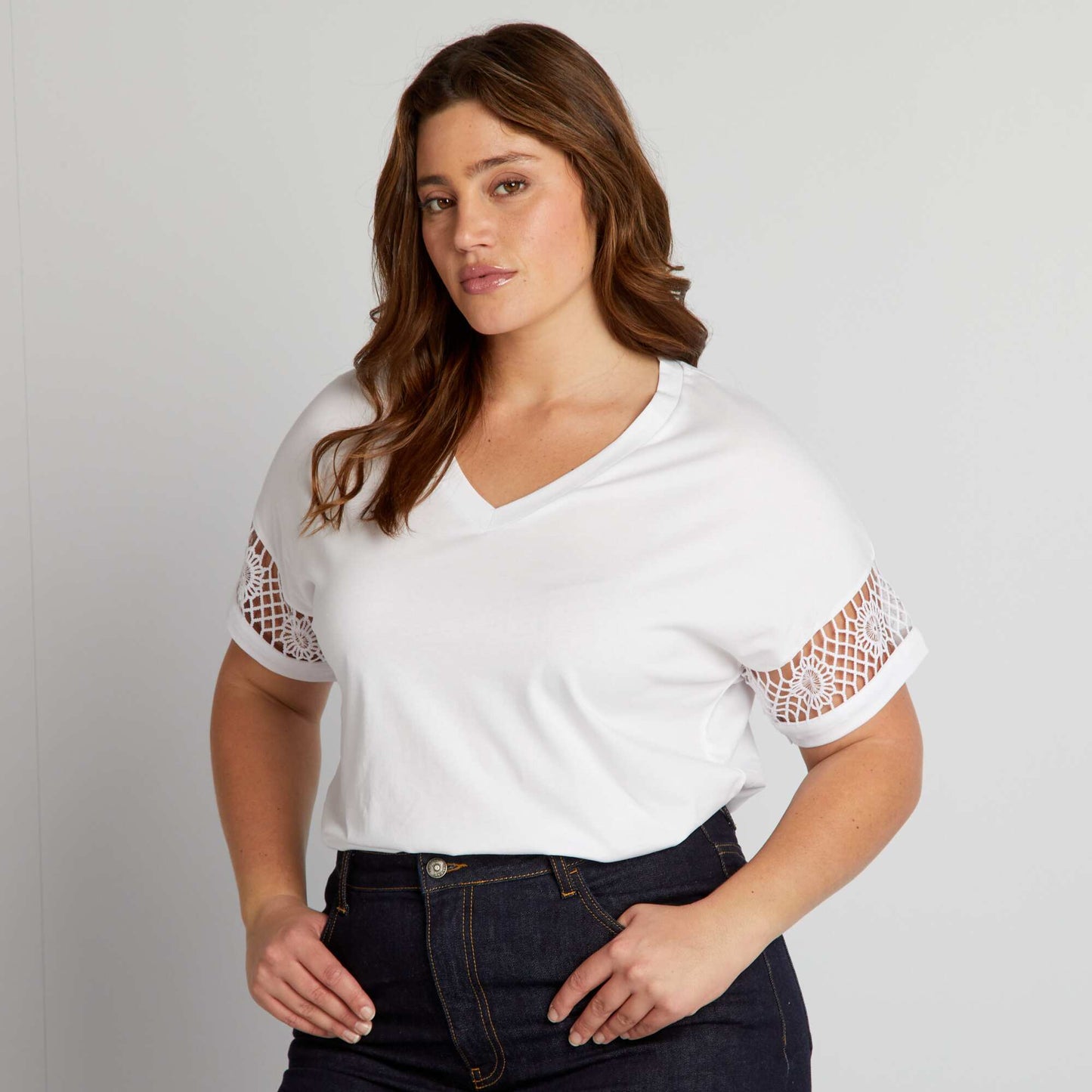 V-neck T-shirt with openwork sleeves white