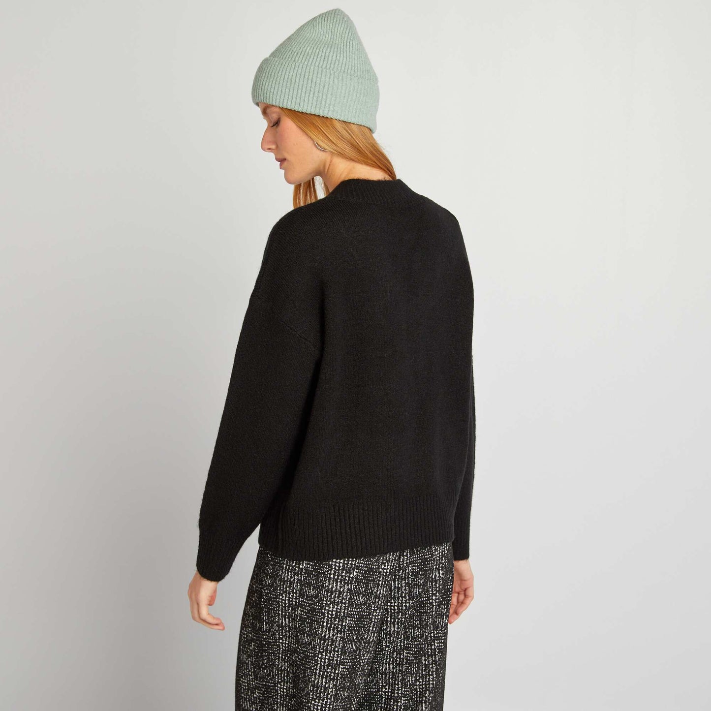 Knitted V-neck jumper black