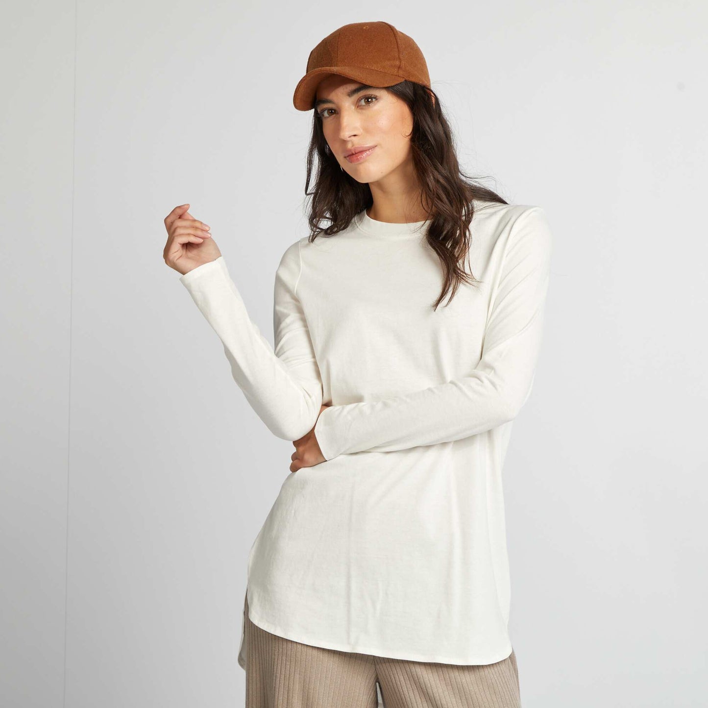 Long-sleeved T-shirt with longer back BEIGE