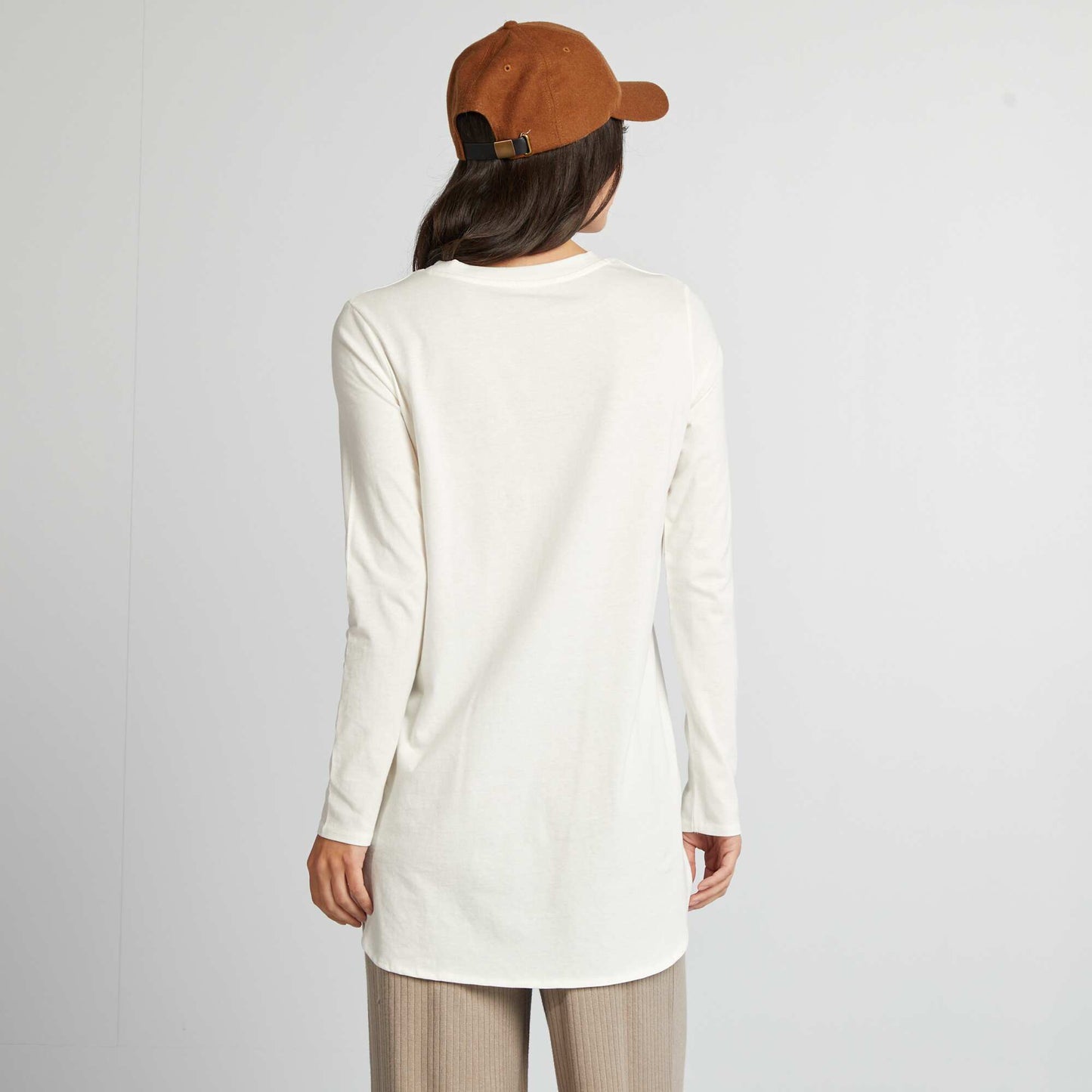 Long-sleeved T-shirt with longer back BEIGE