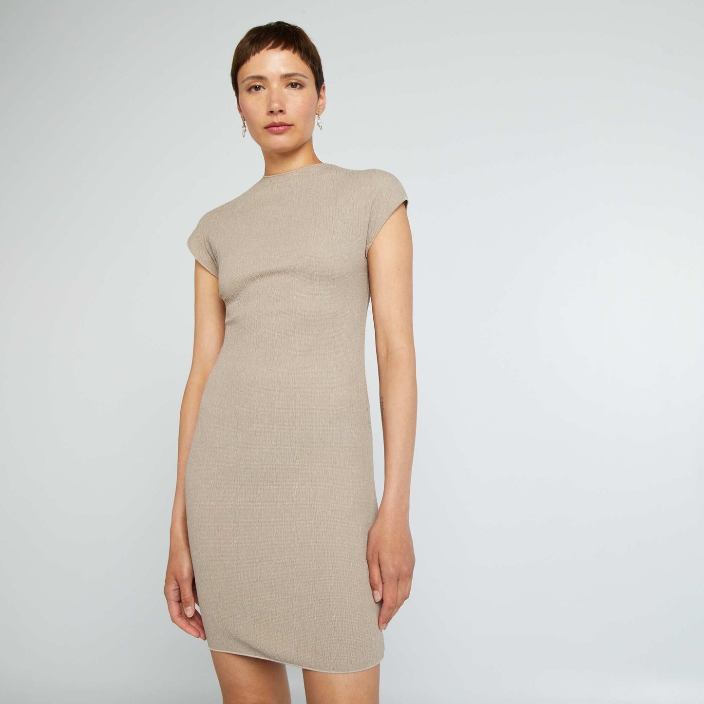 Short crêpe-effect dress BEIGE