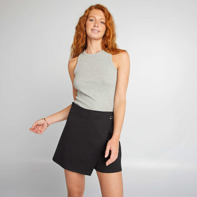 تنورة بأزرار باللون الأسود